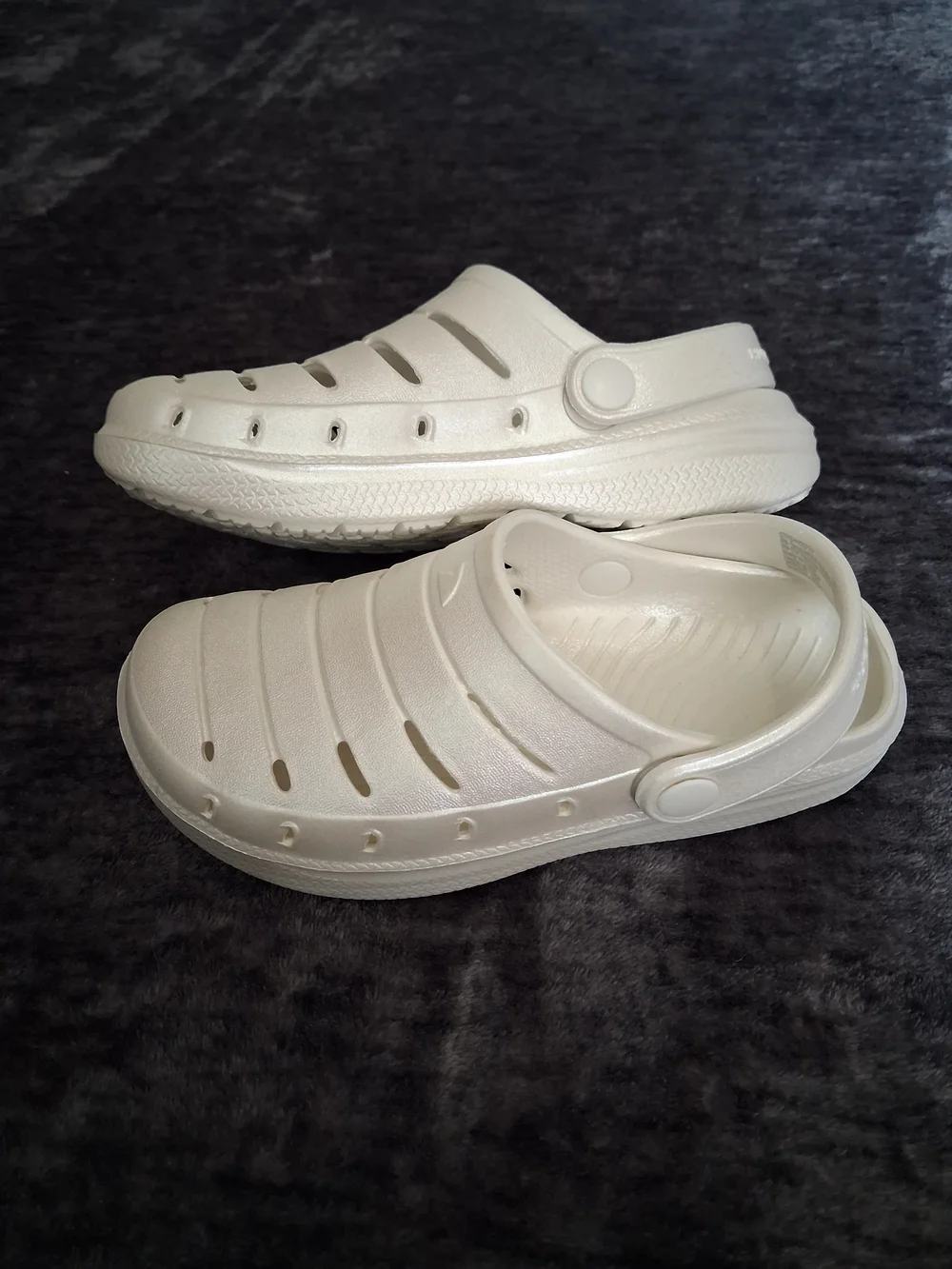 NWT Rugged Shark Pearly White Slip On Clog Shoes Girls Size 11